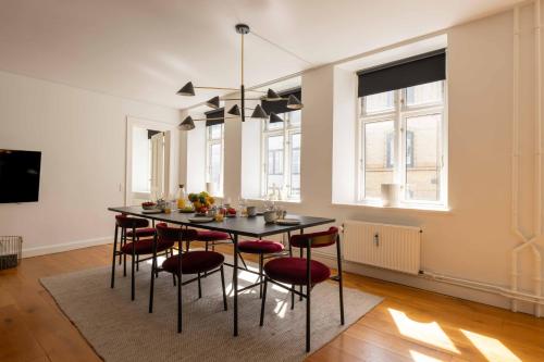 una sala da pranzo con tavolo e alcune sedie di Perfect 3 bedroom apartment in the heart of CPH a Copenaghen
