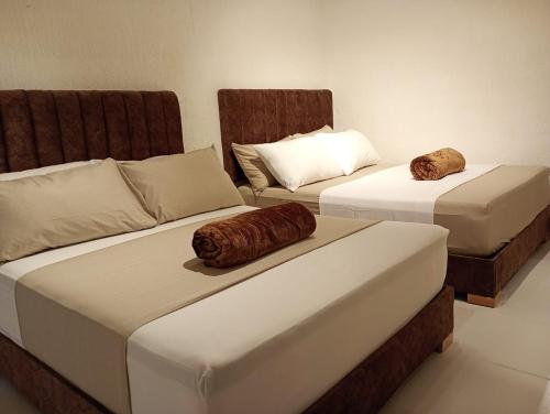 two beds and a couch in a room at Hotel Aerocafe Pereira in Pereira