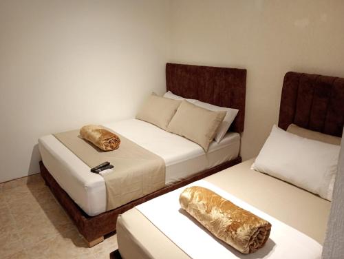 a small bedroom with two beds and a bedskirts at Hotel Aerocafe Pereira in Pereira