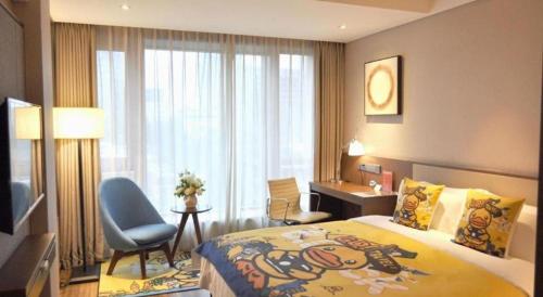 a hotel room with a monkey bed and a desk at NH Shijiazhuang Financial Center in Shijiazhuang