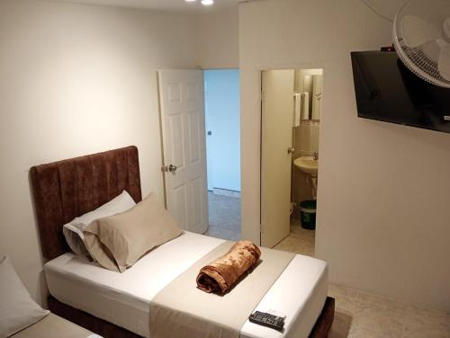a bedroom with a bed with a pillow on it at Hotel Aerocafe Pereira in Pereira