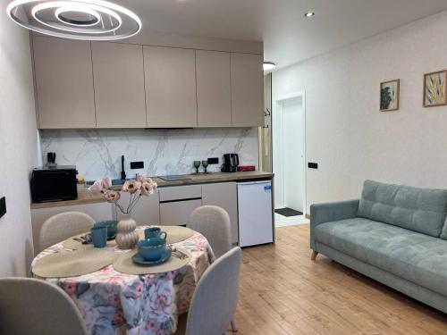 Η κουζίνα ή μικρή κουζίνα στο Grand Canyon Apartment Старе місто Центр вул Зарванська