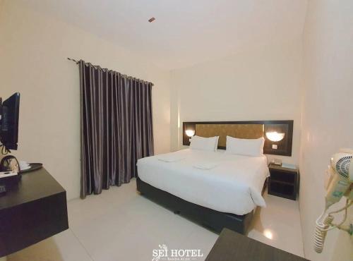 Postel nebo postele na pokoji v ubytování Sei Hotel Aceh