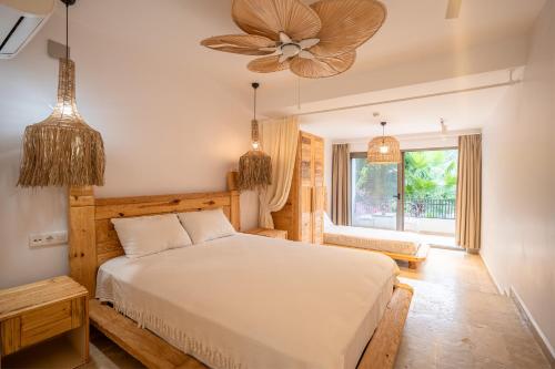a bedroom with a bed and a ceiling fan at Sultan Palas Otel in Köyceğiz