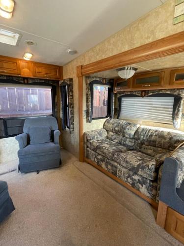 サンディエゴにあるLa Mesa Cozy Camperのリビングルーム(ソファ、椅子付)