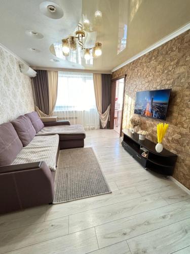 Μια τηλεόραση ή/και κέντρο ψυχαγωγίας στο Двухкомнатные апартаменты на улице Катаева, дом 20