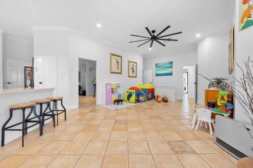 Galería fotográfica de Coastal Retreat with Pool Alfresco & Family Comfo en Secret Harbour