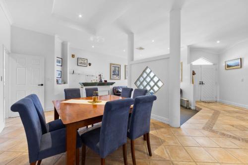 Un lugar para sentarse en Coastal Retreat with Pool Alfresco & Family Comfo