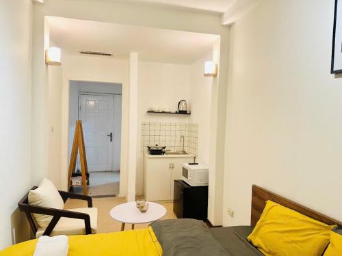 Home in Old Quarter HÀ NỘI - Night market في هانوي: غرفة نوم بها سرير وطاولة ومطبخ