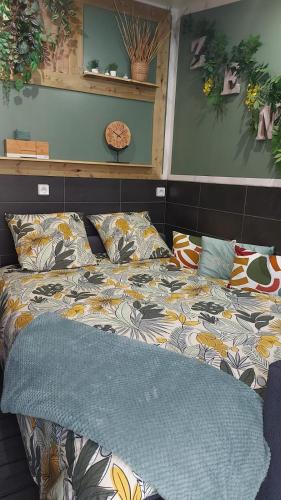 un lit avec une couette et des oreillers dessus dans l'établissement Suite Zen Room, à Villeneuve-le-Roi