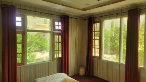Postel nebo postele na pokoji v ubytování Black Stone Suites Skardu