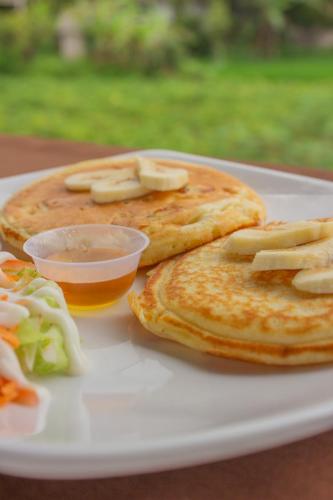 ein Teller mit Pfannkuchen und Salat auf einem Tisch in der Unterkunft Villa Lumbung Sidemen in Sidemen