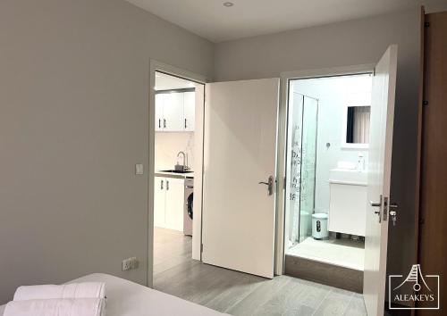 Koupelna v ubytování Sunset Apt moderne à 2 min de la plage, clim, piscine