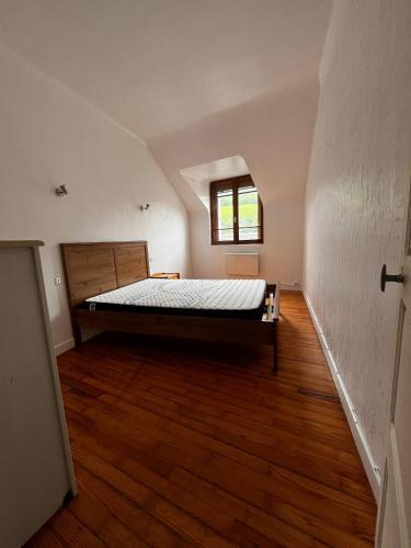 une chambre avec un lit au milieu d'une pièce dans l'établissement T2 la Canourgue, à La Canourgue