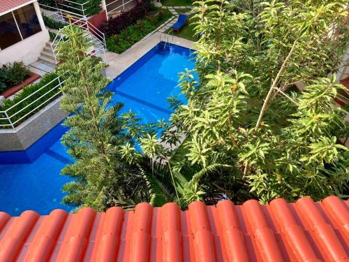 Πισίνα στο ή κοντά στο 2 bedroom apartment with forest view, pool and gym in North Goa