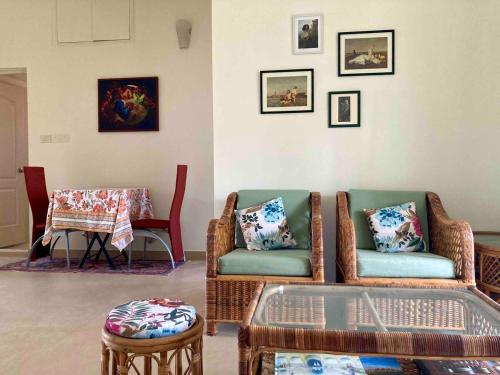 Χώρος καθιστικού στο 2 bedroom apartment with forest view, pool and gym in North Goa