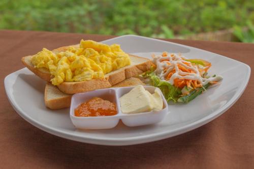 einen Teller Essen mit einem Sandwich und einem Salat in der Unterkunft Villa Lumbung Sidemen in Sidemen