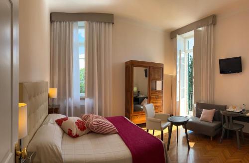 sypialnia z łóżkiem i salonem w obiekcie Relais Villa Sant'Isidoro w mieście Colbuccaro
