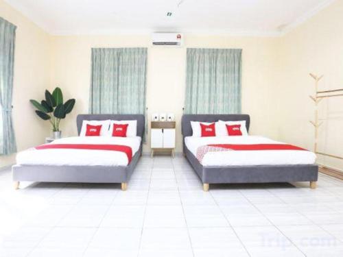Кровать или кровати в номере OYO 89607 Aloha Chalet