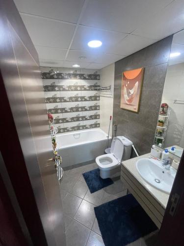 Bilik mandi di Beach view apt pool access