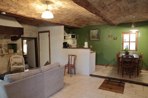 un salon avec un canapé et une table dans l'établissement Gîte Le Temps des Cerises, à Mirmande