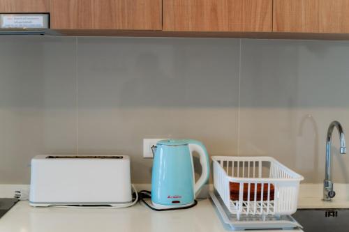 Dapur atau dapur kecil di La Casita Pool Access Condo Huahin Only 10 minutes to the beach