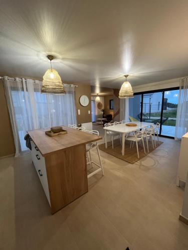 une cuisine et un salon avec une table et des chaises dans l'établissement La Belle Mélorienne, à Saint-Méloir-des-Ondes