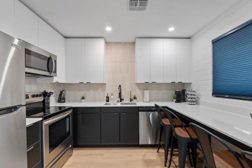 Kuchyň nebo kuchyňský kout v ubytování Biltmore 2BR Bungalow #4 - Workspace, Free Parking, Laundry, Patio!