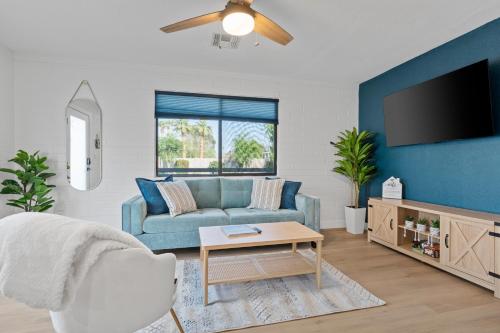 TV a/nebo společenská místnost v ubytování Biltmore 2BR Bungalow #4 - Workspace, Free Parking, Laundry, Patio!