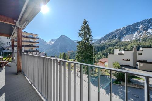 a balcony with a view of a mountain at Sunnaschy Heidi by Arosa Vacations, Exklusive App nahe Skilift-Kulm mit Privatparkplatz in Arosa