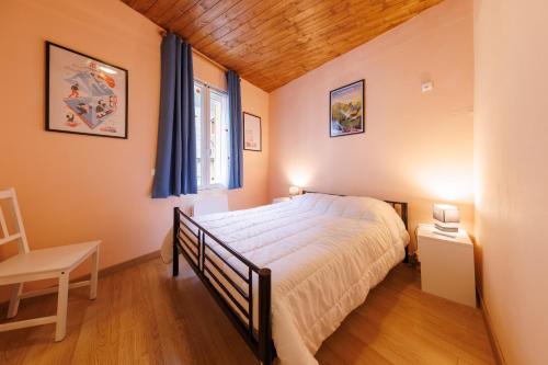 Ένα ή περισσότερα κρεβάτια σε δωμάτιο στο Les Petits Loups - Proche Station de Ski