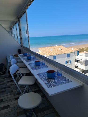 Aux Mouettes les pieds dans l'eau accès direct à la place 5 personnes