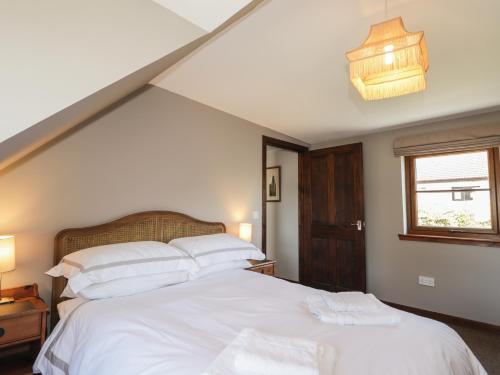 Postel nebo postele na pokoji v ubytování Fishers Cottage