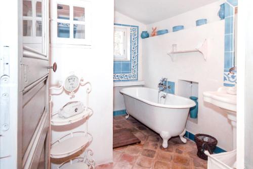 une salle de bain avec une baignoire, des toilettes et un lavabo dans l'établissement Authentique Bergerie Coeur Luberon, à Lacoste
