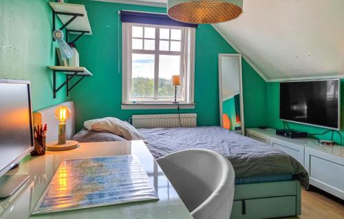 a bedroom with green walls and a bed with a desk at 4 Bedroom Cozy Home In Flo in Flo