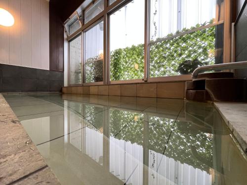 a reflecting pool in a building with a window at 三盛荘 in Yamanakako