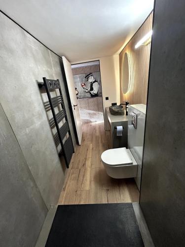 une salle de bain avec des toilettes blanches et un lavabo dans l'établissement Luxe et nature, paradis Corse, à Cauro