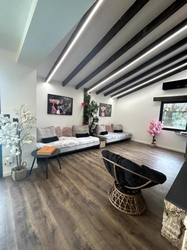 un salon avec un canapé et une table dans l'établissement Luxe et nature, paradis Corse, à Cauro