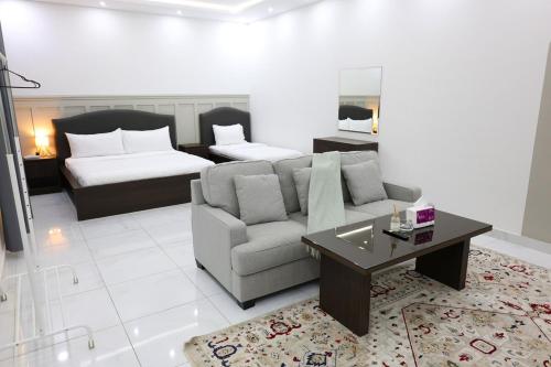 a living room with a couch and a bed at استديو واسع بمطبخ قرب المطار دخ ول ذاتي in Al Madinah