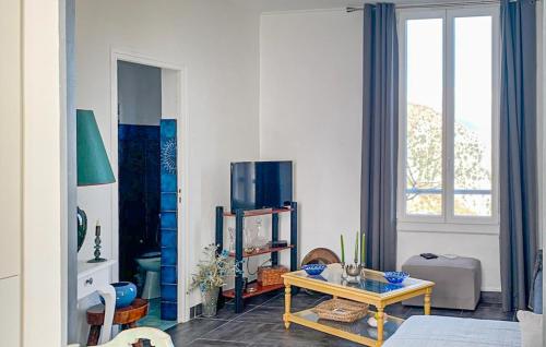 UtelleにあるStunning Apartment In Utelleのテーブルと窓のあるリビングルーム