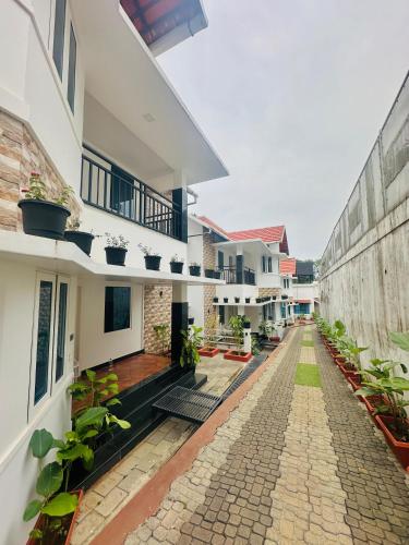 an empty courtyard of a house with plants at The Golden Oak A Classic Villas in Vythiri