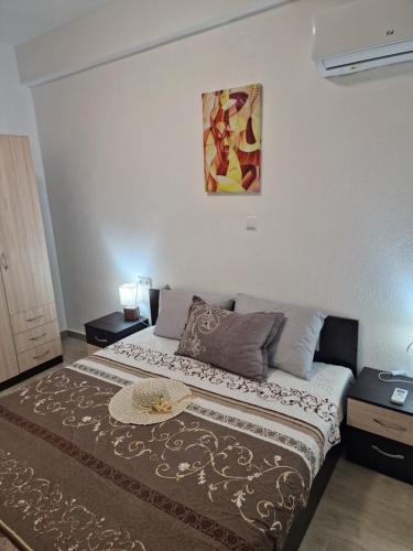ein Schlafzimmer mit einem Bett und einem Gemälde an der Wand in der Unterkunft Морска къща КЛЕОНИКИ in Ofrynio