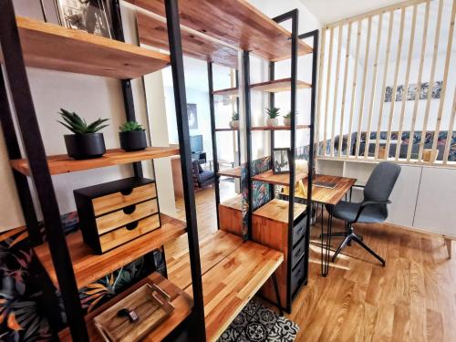 un bureau en mezzanine avec un bureau et une chaise dans l'établissement Les 4 Reflets de la Marne, à Pomponne