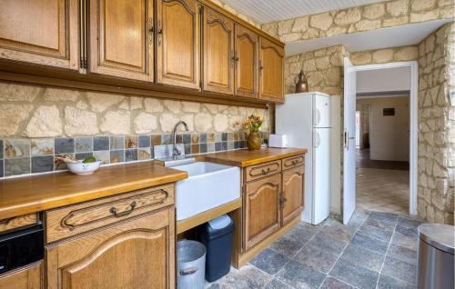 Η κουζίνα ή μικρή κουζίνα στο Awesome Home In Verteuil-Sur-Charente