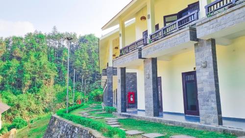 a building with a red mailbox on the side of it at Sài Gòn - Bản Giốc Resort in Cao Bằng