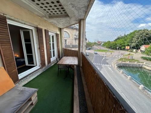 d'un balcon avec une table et une vue sur la rue. dans l'établissement Lemon Roof top, à Troyes