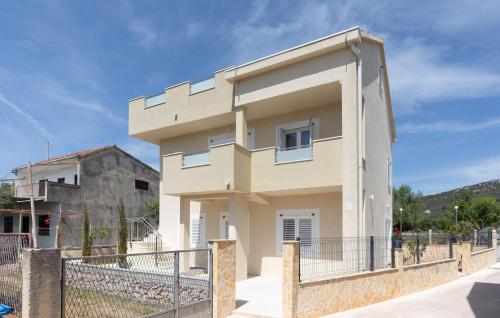 2 Bedroom Gorgeous Apartment In Vinisce