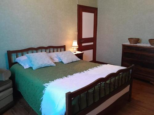 Un dormitorio con una cama grande y una cómoda. en Oustal marcellin, en Fanjeaux