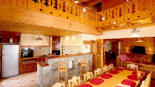 une cuisine et une salle à manger avec une table et des chaises dans l'établissement Chalet l'Alpaga, à Bonneval-sur-Arc