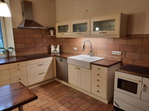 Η κουζίνα ή μικρή κουζίνα στο Ferienhaus Rötzer - Forsthausschmankerl